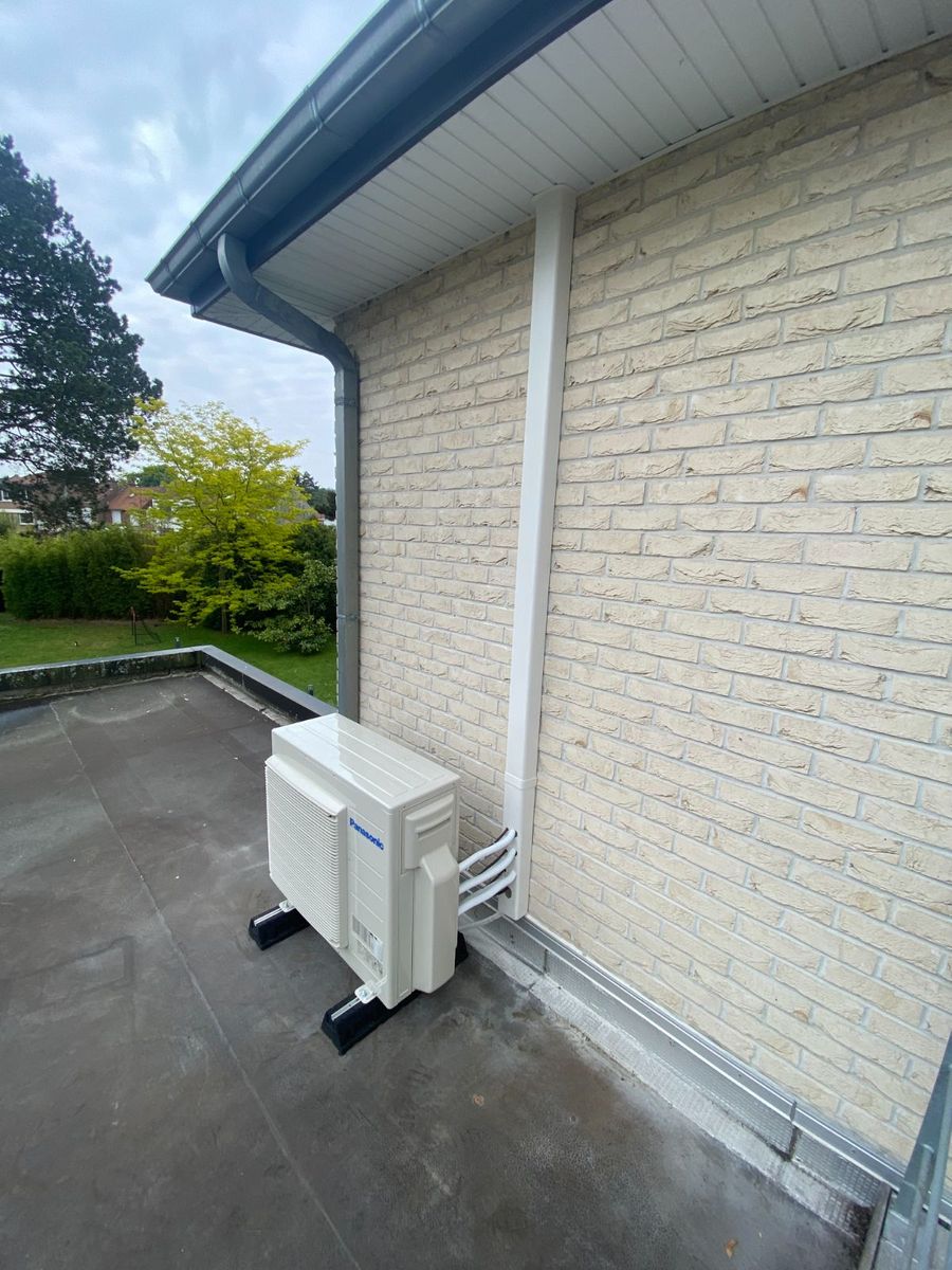 Unité extérieure posée sur un toit-terrasse